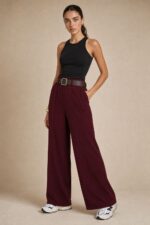 Klelia Wide Leg Pants in burgundy Κωδ:29826 Χαρακτηριστικά Προϊόντος • Γραμμή: Wide Leg / φαρδιά ίσια γραμμή • Ύφασμα: Σταθερό, υψηλής ποιότητας structured woven fabric • Ψηλόμεση εφαρμογή • Λάστιχο στο πίσω μέρος της μέσης για άνετη εφαρμογή • Πλαϊνές τσέπες • Μακριά, φαρδιά μπατζάκια • Minimal & διαχρονικός σχεδιασμός • One Size – καλύπτει έως Large Plus