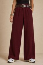 Klelia Wide Leg Pants in burgundy Κωδ:29826 Χαρακτηριστικά Προϊόντος • Γραμμή: Wide Leg / φαρδιά ίσια γραμμή • Ύφασμα: Σταθερό, υψηλής ποιότητας structured woven fabric • Ψηλόμεση εφαρμογή • Λάστιχο στο πίσω μέρος της μέσης για άνετη εφαρμογή • Πλαϊνές τσέπες • Μακριά, φαρδιά μπατζάκια • Minimal & διαχρονικός σχεδιασμός • One Size – καλύπτει έως Large Plus