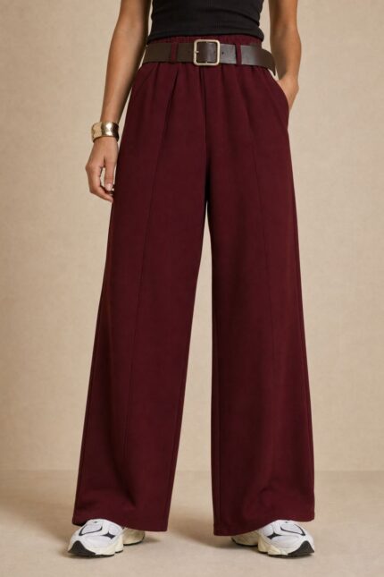 Klelia Wide Leg Pants in burgundy Κωδ:29826 Χαρακτηριστικά Προϊόντος • Γραμμή: Wide Leg / φαρδιά ίσια γραμμή • Ύφασμα: Σταθερό, υψηλής ποιότητας structured woven fabric • Ψηλόμεση εφαρμογή • Λάστιχο στο πίσω μέρος της μέσης για άνετη εφαρμογή • Πλαϊνές τσέπες • Μακριά, φαρδιά μπατζάκια • Minimal & διαχρονικός σχεδιασμός • One Size – καλύπτει έως Large Plus
