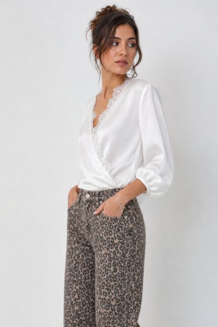 Lace Κρουαζέ Satin Πουκαμίσα in White Χαρακτηριστικά Προϊόντος Κρουαζέ / wrap σχεδιασμός Δαντέλα κατά μήκος της λαιμόκοψης Satin-effect υφή με διακριτική λάμψη Λεπτό και πολύ μαλακό ύφασμα Δεν διαφανίζει Άνετη, χαλαρή εφαρμογή Μακρύ μανίκι Λάστιχο στο τελείωμα των μανικιών Λάστιχο στο κάτω μέρος One Size – καλύπτει έως Large Plus Συνθετικό σατέν Non Iron Ενδεικτικές Διαστάσεις Μέγεθος Στήθος Περιφέρεια Μήκος One Size έως ~115 cm έως ~120 cm περίπου 62 cm Φροντίδα Πλύσιμο έως 30°C Χαμηλές στροφές Χωρίς στύψιμο Δεν χρησιμοποιούμε στεγνωτήριο Φυσικό στέγνωμα Non Iron – δεν απαιτεί σιδέρωμα