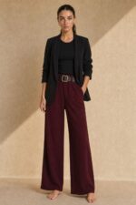 Jackie Jacket in Black Κωδ.: 5926 Χαρακτηριστικά Προϊόντος Γραμμή: Relaxed / Oversized fit Ύφασμα: Ελαφρύ structured tailoring fabric με όμορφο πέσιμο Σχεδιασμός: Open-front, χωρίς κουμπώματα Μανίκια: 3/4 με σουρωμένο / ruched τελείωμα Εσωτερικό: Σατινέ επένδυση Μακριά, άνετη blazer γραμμή Minimal tailoring αισθητική Non Iron Φροντίδα Πλύσιμο έως 30°C Χωρίς στύψιμο Χαμηλές στροφές Όχι στεγνωτήριο Non Iron Εάν χρειαστεί σιδέρωμα, προτείνεται χαμηλή θερμοκρασία και πάντα με προστατευτικό πανί ανάμεσα στο σίδερο και το ύφασμα