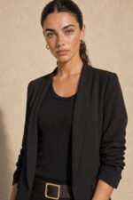 Jackie Jacket in Black Κωδ.: 5926 Χαρακτηριστικά Προϊόντος Γραμμή: Relaxed / Oversized fit Ύφασμα: Ελαφρύ structured tailoring fabric με όμορφο πέσιμο Σχεδιασμός: Open-front, χωρίς κουμπώματα Μανίκια: 3/4 με σουρωμένο / ruched τελείωμα Εσωτερικό: Σατινέ επένδυση Μακριά, άνετη blazer γραμμή Minimal tailoring αισθητική Non Iron Φροντίδα Πλύσιμο έως 30°C Χωρίς στύψιμο Χαμηλές στροφές Όχι στεγνωτήριο Non Iron Εάν χρειαστεί σιδέρωμα, προτείνεται χαμηλή θερμοκρασία και πάντα με προστατευτικό πανί ανάμεσα στο σίδερο και το ύφασμα