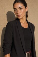 Jackie Jacket in Black Κωδ.: 5926 Χαρακτηριστικά Προϊόντος Γραμμή: Relaxed / Oversized fit Ύφασμα: Ελαφρύ structured tailoring fabric με όμορφο πέσιμο Σχεδιασμός: Open-front, χωρίς κουμπώματα Μανίκια: 3/4 με σουρωμένο / ruched τελείωμα Εσωτερικό: Σατινέ επένδυση Μακριά, άνετη blazer γραμμή Minimal tailoring αισθητική Non Iron Φροντίδα Πλύσιμο έως 30°C Χωρίς στύψιμο Χαμηλές στροφές Όχι στεγνωτήριο Non Iron Εάν χρειαστεί σιδέρωμα, προτείνεται χαμηλή θερμοκρασία και πάντα με προστατευτικό πανί ανάμεσα στο σίδερο και το ύφασμα