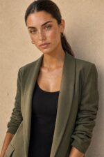 Κωδ.: 5926 Χαρακτηριστικά Προϊόντος Γραμμή: Relaxed / Oversized fit Μέγεθος: One Size – καλύπτει έως Large Ύφασμα: Ελαφρύ structured tailoring fabric με όμορφο πέσιμο Σχεδιασμός: Open-front, χωρίς κουμπώματα Μανίκια: 3/4 με σουρωμένο / ruched τελείωμα Εσωτερικό: Σατινέ επένδυση Non Iron Φροντίδα Πλύσιμο έως 30°C Χωρίς στύψιμο Χαμηλές στροφές Όχι στεγνωτήριο Non Iron Εάν χρειαστεί σιδέρωμα, προτείνεται χαμηλή θερμοκρασία και πάντα με προστατευτικό πανί ανάμεσα στο σίδερο και το ύφασμα