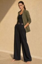 Κωδ.: 5926 Χαρακτηριστικά Προϊόντος Γραμμή: Relaxed / Oversized fit Μέγεθος: One Size – καλύπτει έως Large Ύφασμα: Ελαφρύ structured tailoring fabric με όμορφο πέσιμο Σχεδιασμός: Open-front, χωρίς κουμπώματα Μανίκια: 3/4 με σουρωμένο / ruched τελείωμα Εσωτερικό: Σατινέ επένδυση Non Iron Φροντίδα Πλύσιμο έως 30°C Χωρίς στύψιμο Χαμηλές στροφές Όχι στεγνωτήριο Non Iron Εάν χρειαστεί σιδέρωμα, προτείνεται χαμηλή θερμοκρασία και πάντα με προστατευτικό πανί ανάμεσα στο σίδερο και το ύφασμα