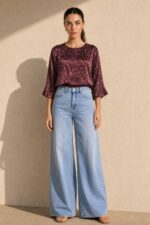 Floral Satin Viscose Blouse Χαρακτηριστικά Ύφασμα: Viscose με satin-effect επεξεργασία Αίσθηση: Πολύ μαλακή, δροσερή & ανάλαφρη Υφή: Λεία με διακριτική σατινέ όψη Print: Floral Γραμμή: Άνετη Μανίκι: 3/4 Μήκος: Κανονικό Πλάτη: 3 μικρά κουμπιά Μέγεθος: One Size – καλύπτει έως Large Non-iron Διαστάσεις Στήθος: έως 112 cm Περιφέρεια: έως 116 cm Μήκος: 64 cm Μανίκι: 42 cm Φροντίδα Πλύσιμο έως 30°C Χωρίς στύψιμο Χαμηλές στροφές Όχι στεγνωτήριο Αποφυγή παρατεταμένης έκθεσης σε έντονο ηλιακό φως Δεν απαιτεί σιδέρωμα