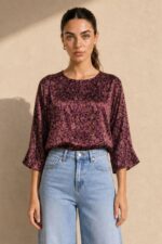Floral Satin Viscose Blouse Χαρακτηριστικά Ύφασμα: Viscose με satin-effect επεξεργασία Αίσθηση: Πολύ μαλακή, δροσερή & ανάλαφρη Υφή: Λεία με διακριτική σατινέ όψη Print: Floral Γραμμή: Άνετη Μανίκι: 3/4 Μήκος: Κανονικό Πλάτη: 3 μικρά κουμπιά Μέγεθος: One Size – καλύπτει έως Large Non-iron Διαστάσεις Στήθος: έως 112 cm Περιφέρεια: έως 116 cm Μήκος: 64 cm Μανίκι: 42 cm Φροντίδα Πλύσιμο έως 30°C Χωρίς στύψιμο Χαμηλές στροφές Όχι στεγνωτήριο Αποφυγή παρατεταμένης έκθεσης σε έντονο ηλιακό φως Δεν απαιτεί σιδέρωμα