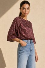 Floral Satin Viscose Blouse Χαρακτηριστικά Ύφασμα: Viscose με satin-effect επεξεργασία Αίσθηση: Πολύ μαλακή, δροσερή & ανάλαφρη Υφή: Λεία με διακριτική σατινέ όψη Print: Floral Γραμμή: Άνετη Μανίκι: 3/4 Μήκος: Κανονικό Πλάτη: 3 μικρά κουμπιά Μέγεθος: One Size – καλύπτει έως Large Non-iron Διαστάσεις Στήθος: έως 112 cm Περιφέρεια: έως 116 cm Μήκος: 64 cm Μανίκι: 42 cm Φροντίδα Πλύσιμο έως 30°C Χωρίς στύψιμο Χαμηλές στροφές Όχι στεγνωτήριο Αποφυγή παρατεταμένης έκθεσης σε έντονο ηλιακό φως Δεν απαιτεί σιδέρωμα