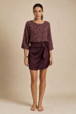 Floral Satin Viscose Blouse Χαρακτηριστικά Ύφασμα: Viscose με satin-effect επεξεργασία Αίσθηση: Πολύ μαλακή, δροσερή & ανάλαφρη Υφή: Λεία με διακριτική σατινέ όψη Print: Floral Γραμμή: Άνετη Μανίκι: 3/4 Μήκος: Κανονικό Πλάτη: 3 μικρά κουμπιά Μέγεθος: One Size – καλύπτει έως Large Non-iron Διαστάσεις Στήθος: έως 112 cm Περιφέρεια: έως 116 cm Μήκος: 64 cm Μανίκι: 42 cm Φροντίδα Πλύσιμο έως 30°C Χωρίς στύψιμο Χαμηλές στροφές Όχι στεγνωτήριο Αποφυγή παρατεταμένης έκθεσης σε έντονο ηλιακό φως Δεν απαιτεί σιδέρωμα