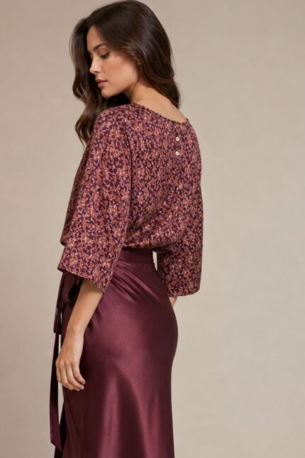 Floral Satin Viscose Blouse Χαρακτηριστικά Ύφασμα: Viscose με satin-effect επεξεργασία Αίσθηση: Πολύ μαλακή, δροσερή & ανάλαφρη Υφή: Λεία με διακριτική σατινέ όψη Print: Floral Γραμμή: Άνετη Μανίκι: 3/4 Μήκος: Κανονικό Πλάτη: 3 μικρά κουμπιά Μέγεθος: One Size – καλύπτει έως Large Non-iron Διαστάσεις Στήθος: έως 112 cm Περιφέρεια: έως 116 cm Μήκος: 64 cm Μανίκι: 42 cm Φροντίδα Πλύσιμο έως 30°C Χωρίς στύψιμο Χαμηλές στροφές Όχι στεγνωτήριο Αποφυγή παρατεταμένης έκθεσης σε έντονο ηλιακό φως Δεν απαιτεί σιδέρωμα