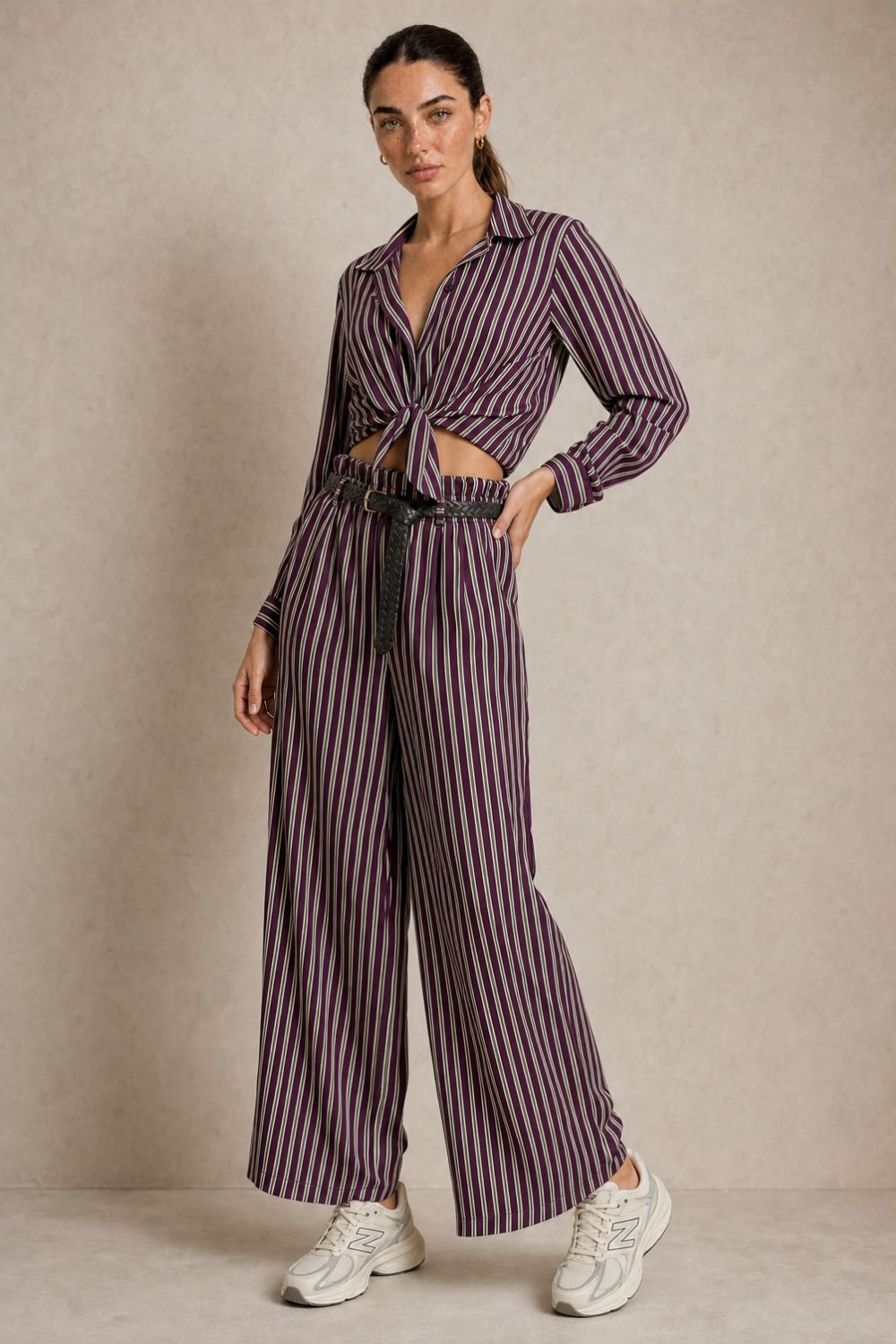 Ριγέ satin-effect Σετ purple Χαρακτηριστικά Πουκάμισο 100% Viscose με satin-effect επεξεργασία Κλασικός γιακάς Κουμπιά μπροστά Μακρύ μανίκι Κανονικό μήκος Κανονική προς άνετη γραμμή Μπορεί να δεθεί μπροστά Πολύ απαλή & δροσερή αίσθηση Παντελόνα 100% Viscose με satin-effect επεξεργασία Wide-leg γραμμή Λάστιχο στη μέση μπροστά και πίσω Πλαϊνές τσέπες Άνετη, ρευστή εφαρμογή Διαστάσεις Πουκάμισο Στήθος: έως 112 cm Περιφέρεια: έως 116 cm Μήκος: 66 cm Παντελόνα Μέση: ελαστική, έως 96 cm Περιφέρεια: έως 116 cm Μήκος: 108 cm Φροντίδα Πλύσιμο σε κρύο νερό Χωρίς στύψιμο Χαμηλές στροφές Όχι στεγνωτήριο Στέγνωμα φυσικά, χωρίς άμεση έκθεση στον ήλιο Non-iron – δεν απαιτεί σιδέρωμα Αίσθηση υφάσματος Το ύφασμα είναι εξαιρετικά μαλακό, ελαφρύ και δροσερό στην επαφή με το σώμα, χωρίς τραχιά αίσθηση. Η απαλή viscose το καθιστά μια ιδιαίτερα άνετη επιλογή και για ευαίσθητες επιδερμίδες. Σε περίπτωση γνωστής αλλεργίας ή ιδιαίτερης δερματικής ευαισθησίας, συνιστάται πάντα να λαμβάνεται υπόψη η ατομική αντίδραση στα υφάσματα. Ριγέ satin-effect Σετ purple Χαρακτηριστικά Πουκάμισο 100% Viscose με satin-effect επεξεργασία Κλασικός γιακάς Κουμπιά μπροστά Μακρύ μανίκι Κανονικό μήκος Κανονική προς άνετη γραμμή Μπορεί να δεθεί μπροστά Πολύ απαλή & δροσερή αίσθηση Παντελόνα 100% Viscose με satin-effect επεξεργασία Wide-leg γραμμή Λάστιχο στη μέση μπροστά και πίσω Πλαϊνές τσέπες Άνετη, ρευστή εφαρμογή Διαστάσεις Πουκάμισο Στήθος: έως 112 cm Περιφέρεια: έως 116 cm Μήκος: 66 cm Παντελόνα Μέση: ελαστική, έως 96 cm Περιφέρεια: έως 116 cm Μήκος: 108 cm Φροντίδα Πλύσιμο σε κρύο νερό Χωρίς στύψιμο Χαμηλές στροφές Όχι στεγνωτήριο Στέγνωμα φυσικά, χωρίς άμεση έκθεση στον ήλιο Non-iron – δεν απαιτεί σιδέρωμα Αίσθηση υφάσματος Το ύφασμα είναι εξαιρετικά μαλακό, ελαφρύ και δροσερό στην επαφή με το σώμα, χωρίς τραχιά αίσθηση. Η απαλή viscose το καθιστά μια ιδιαίτερα άνετη επιλογή και για ευαίσθητες επιδερμίδες. Σε περίπτωση γνωστής αλλεργίας ή ιδιαίτερης δερματικής ευαισθησίας, συνιστάται πάντα να λαμβάνεται υπόψη η ατομική αντίδραση στα υφάσματα.