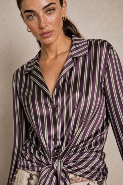 Ριγέ satin-effect Σετ  purple Χαρακτηριστικά Πουκάμισο 100% Viscose με satin-effect επεξεργασία Κλασικός γιακάς Κουμπιά μπροστά Μακρύ μανίκι Κανονικό μήκος Κανονική προς άνετη γραμμή Μπορεί να δεθεί μπροστά Πολύ απαλή & δροσερή αίσθηση Παντελόνα 100% Viscose με satin-effect επεξεργασία Wide-leg γραμμή Λάστιχο στη μέση μπροστά και πίσω Πλαϊνές τσέπες Άνετη, ρευστή εφαρμογή Διαστάσεις Πουκάμισο Στήθος: έως 112 cm Περιφέρεια: έως 116 cm Μήκος: 66 cm Παντελόνα Μέση: ελαστική, έως 96 cm Περιφέρεια: έως 116 cm Μήκος: 108 cm Φροντίδα Πλύσιμο σε κρύο νερό Χωρίς στύψιμο Χαμηλές στροφές Όχι στεγνωτήριο Στέγνωμα φυσικά, χωρίς άμεση έκθεση στον ήλιο Non-iron – δεν απαιτεί σιδέρωμα Αίσθηση υφάσματος Το ύφασμα είναι εξαιρετικά μαλακό, ελαφρύ και δροσερό στην επαφή με το σώμα, χωρίς τραχιά αίσθηση. Η απαλή viscose το καθιστά μια ιδιαίτερα άνετη επιλογή και για ευαίσθητες επιδερμίδες. Σε περίπτωση γνωστής αλλεργίας ή ιδιαίτερης δερματικής ευαισθησίας, συνιστάται πάντα να λαμβάνεται υπόψη η ατομική αντίδραση στα υφάσματα.
