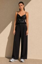 Crepe Tailored Wide Leg Pants ΚΩΔ:8927 Χαρακτηριστικά Ύφασμα: Ελαστικό crepe Γραμμή: Wide leg / άνετη Μέση: Φαρδιά, σταθερή ζώνη μέσης Κλείσιμο: Διπλό κουμπί μπροστά Σχεδιασμός: Tailored design με μπροστινές πιέτες Τσέπες: Πλαϊνές Εφαρμογή: Άνετη με ελαστικότητα Διαφάνεια: Δεν διαφανίζει Μήκος: Μακρύ Μεγέθη: S/M & L/XL Non-iron: Δεν απαιτεί σιδέρωμα Φροντίδα Πλύσιμο έως 30°C Χωρίς έντονο στύψιμο Προτείνεται χαμηλή ταχύτητα στυψίματος Όχι στεγνωτήριο Φυσικό στέγνωμα