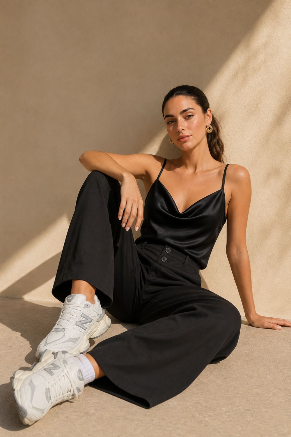 Crepe Tailored Wide Leg Pants ΚΩΔ:8927 Χαρακτηριστικά Ύφασμα: Ελαστικό crepe Γραμμή: Wide leg / άνετη Μέση: Φαρδιά, σταθερή ζώνη μέσης Κλείσιμο: Διπλό κουμπί μπροστά Σχεδιασμός: Tailored design με μπροστινές πιέτες Τσέπες: Πλαϊνές Εφαρμογή: Άνετη με ελαστικότητα Διαφάνεια: Δεν διαφανίζει Μήκος: Μακρύ Μεγέθη: S/M & L/XL Non-iron: Δεν απαιτεί σιδέρωμα Φροντίδα Πλύσιμο έως 30°C Χωρίς έντονο στύψιμο Προτείνεται χαμηλή ταχύτητα στυψίματος Όχι στεγνωτήριο Φυσικό στέγνωμα Crepe Tailored Wide Leg Pants ΚΩΔ:8927 Χαρακτηριστικά Ύφασμα: Ελαστικό crepe Γραμμή: Wide leg / άνετη Μέση: Φαρδιά, σταθερή ζώνη μέσης Κλείσιμο: Διπλό κουμπί μπροστά Σχεδιασμός: Tailored design με μπροστινές πιέτες Τσέπες: Πλαϊνές Εφαρμογή: Άνετη με ελαστικότητα Διαφάνεια: Δεν διαφανίζει Μήκος: Μακρύ Μεγέθη: S/M & L/XL Non-iron: Δεν απαιτεί σιδέρωμα Φροντίδα Πλύσιμο έως 30°C Χωρίς έντονο στύψιμο Προτείνεται χαμηλή ταχύτητα στυψίματος Όχι στεγνωτήριο Φυσικό στέγνωμα