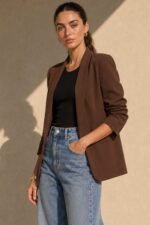 Jackie Jacket in Brown Κωδ.: 5926 Χαρακτηριστικά Προϊόντος Γραμμή: Relaxed / Oversized fit Μέγεθος: One Size – καλύπτει έως Large Ύφασμα: Ελαφρύ structured tailoring fabric με όμορφο πέσιμο Σχεδιασμός: Open-front, χωρίς κουμπώματα Μανίκια: 3/4 με σουρωμένο / ruched τελείωμα Εσωτερικό: Σατινέ επένδυση Non Iron Φροντίδα Πλύσιμο έως 30°C Χωρίς στύψιμο Χαμηλές στροφές Όχι στεγνωτήριο Non Iron Εάν χρειαστεί σιδέρωμα, προτείνεται χαμηλή θερμοκρασία και πάντα με προστατευτικό πανί ανάμεσα στο σίδερο και το ύφασμα