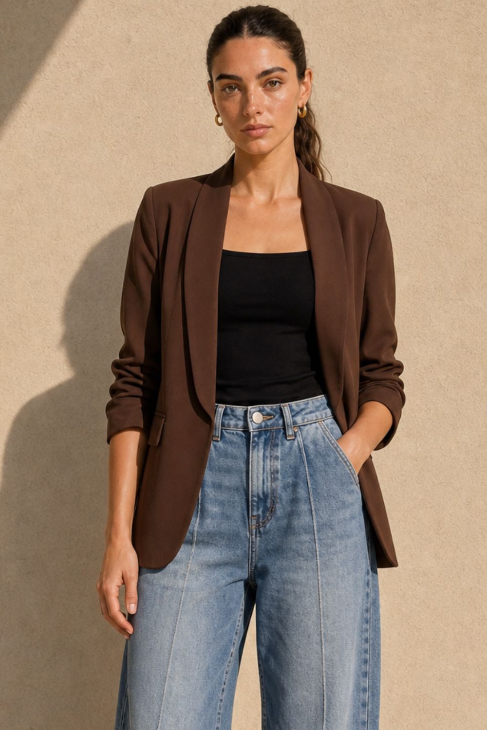 Jackie Jacket in Brown Κωδ.: 5926 Χαρακτηριστικά Προϊόντος Γραμμή: Relaxed / Oversized fit Μέγεθος: One Size – καλύπτει έως Large Ύφασμα: Ελαφρύ structured tailoring fabric με όμορφο πέσιμο Σχεδιασμός: Open-front, χωρίς κουμπώματα Μανίκια: 3/4 με σουρωμένο / ruched τελείωμα Εσωτερικό: Σατινέ επένδυση Non Iron Φροντίδα Πλύσιμο έως 30°C Χωρίς στύψιμο Χαμηλές στροφές Όχι στεγνωτήριο Non Iron Εάν χρειαστεί σιδέρωμα, προτείνεται χαμηλή θερμοκρασία και πάντα με προστατευτικό πανί ανάμεσα στο σίδερο και το ύφασμα Jackie Jacket in Brown Κωδ.: 5926 Χαρακτηριστικά Προϊόντος Γραμμή: Relaxed / Oversized fit Μέγεθος: One Size – καλύπτει έως Large Ύφασμα: Ελαφρύ structured tailoring fabric με όμορφο πέσιμο Σχεδιασμός: Open-front, χωρίς κουμπώματα Μανίκια: 3/4 με σουρωμένο / ruched τελείωμα Εσωτερικό: Σατινέ επένδυση Non Iron Φροντίδα Πλύσιμο έως 30°C Χωρίς στύψιμο Χαμηλές στροφές Όχι στεγνωτήριο Non Iron Εάν χρειαστεί σιδέρωμα, προτείνεται χαμηλή θερμοκρασία και πάντα με προστατευτικό πανί ανάμεσα στο σίδερο και το ύφασμα