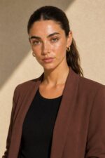 Jackie Jacket in Brown Κωδ.: 5926 Χαρακτηριστικά Προϊόντος Γραμμή: Relaxed / Oversized fit Μέγεθος: One Size – καλύπτει έως Large Ύφασμα: Ελαφρύ structured tailoring fabric με όμορφο πέσιμο Σχεδιασμός: Open-front, χωρίς κουμπώματα Μανίκια: 3/4 με σουρωμένο / ruched τελείωμα Εσωτερικό: Σατινέ επένδυση Non Iron Φροντίδα Πλύσιμο έως 30°C Χωρίς στύψιμο Χαμηλές στροφές Όχι στεγνωτήριο Non Iron Εάν χρειαστεί σιδέρωμα, προτείνεται χαμηλή θερμοκρασία και πάντα με προστατευτικό πανί ανάμεσα στο σίδερο και το ύφασμα