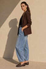 Jackie Jacket in Brown Κωδ.: 5926 Χαρακτηριστικά Προϊόντος Γραμμή: Relaxed / Oversized fit Μέγεθος: One Size – καλύπτει έως Large Ύφασμα: Ελαφρύ structured tailoring fabric με όμορφο πέσιμο Σχεδιασμός: Open-front, χωρίς κουμπώματα Μανίκια: 3/4 με σουρωμένο / ruched τελείωμα Εσωτερικό: Σατινέ επένδυση Non Iron Φροντίδα Πλύσιμο έως 30°C Χωρίς στύψιμο Χαμηλές στροφές Όχι στεγνωτήριο Non Iron Εάν χρειαστεί σιδέρωμα, προτείνεται χαμηλή θερμοκρασία και πάντα με προστατευτικό πανί ανάμεσα στο σίδερο και το ύφασμα