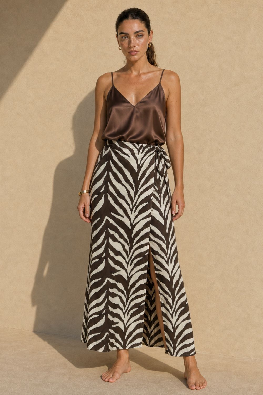 Victoria Viscose Wrap Midi Skirt Κωδικός: 3034 Χαρακτηριστικά Προϊόντος • Πολυμορφική κρουαζέ midi φούστα • Εσωτερικό φύλλο που ασφαλίζει με κορδονάκι • Εξωτερικό φύλλο που τυλίγει το σώμα και δένει στη μέση • Ρυθμιζόμενη εφαρμογή που προσαρμόζεται εύκολα στη σιλουέτα • Άνετη γραμμή με φυσική κίνηση • Midi μήκος • Ασύμμετρο τελείωμα • One Size – καλύπτει έως Large • Viscose blend σύνθεση καφέ-μαύρο απόχρωση • Ανάλαφρη, δροσερή και breathable αίσθηση • Πολύ μαλακή υφή με όμορφη εφαρμογή Διαστάσεις (One Size) • Μέση: έως86 cm (ρυθμιζόμενη με δέσιμο) • Περιφέρεια: έως 105 cm • Μήκος: Midi Asymmetrical Οδηγίες Φροντίδας • Πλύσιμο στους 30°C • Χωρίς στύψιμο • Σιδέρωμα σε χαμηλή θερμοκρασία Victoria Viscose Wrap Midi Skirt Κωδικός: 3034 Χαρακτηριστικά Προϊόντος • Πολυμορφική κρουαζέ midi φούστα • Εσωτερικό φύλλο που ασφαλίζει με κορδονάκι • Εξωτερικό φύλλο που τυλίγει το σώμα και δένει στη μέση • Ρυθμιζόμενη εφαρμογή που προσαρμόζεται εύκολα στη σιλουέτα • Άνετη γραμμή με φυσική κίνηση • Midi μήκος • Ασύμμετρο τελείωμα • One Size – καλύπτει έως Large • Viscose blend σύνθεση καφέ-μαύρο απόχρωση • Ανάλαφρη, δροσερή και breathable αίσθηση • Πολύ μαλακή υφή με όμορφη εφαρμογή Διαστάσεις (One Size) • Μέση: έως86 cm (ρυθμιζόμενη με δέσιμο) • Περιφέρεια: έως 105 cm • Μήκος: Midi Asymmetrical Οδηγίες Φροντίδας • Πλύσιμο στους 30°C • Χωρίς στύψιμο • Σιδέρωμα σε χαμηλή θερμοκρασία