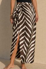Victoria Viscose Wrap Midi Skirt Κωδικός: 3034 Χαρακτηριστικά Προϊόντος • Πολυμορφική κρουαζέ midi φούστα • Εσωτερικό φύλλο που ασφαλίζει με κορδονάκι • Εξωτερικό φύλλο που τυλίγει το σώμα και δένει στη μέση • Ρυθμιζόμενη εφαρμογή που προσαρμόζεται εύκολα στη σιλουέτα • Άνετη γραμμή με φυσική κίνηση • Midi μήκος • Ασύμμετρο τελείωμα • One Size – καλύπτει έως Large • Viscose blend σύνθεση καφέ-μαύρο απόχρωση • Ανάλαφρη, δροσερή και breathable αίσθηση • Πολύ μαλακή υφή με όμορφη εφαρμογή Διαστάσεις (One Size) • Μέση: έως86 cm (ρυθμιζόμενη με δέσιμο) • Περιφέρεια: έως 105 cm • Μήκος: Midi Asymmetrical Οδηγίες Φροντίδας • Πλύσιμο στους 30°C • Χωρίς στύψιμο • Σιδέρωμα σε χαμηλή θερμοκρασία