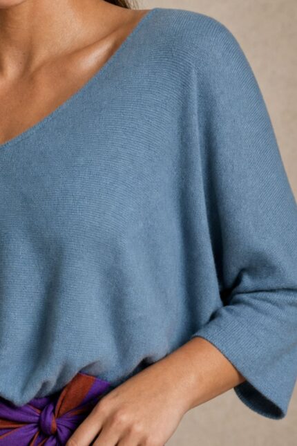 Katia Knitted Top in indigo Κωδικός: 7030 Χαρακτηριστικά Προϊόντος • One Size – καλύπτει έως X-Large • Ύφασμα modal extra fluffy • Υποαλλεργικό και skin-friendly modal mix • Μανίκια 3/4 μήκος • Γραμμή κανονική προς χαλαρή • Απαλή και ελαφριά υφή • Άνετη εφαρμογή για καθημερινό στυλ .Οδηγίες Φροντίδας • Πλύσιμο στους 30°C με κρύο νερό • Χωρίς στύψιμο • Στέγνωμα σε επίπεδη επιφάνεια