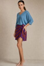 Katia Knitted Top in indigo Κωδικός: 7030 Χαρακτηριστικά Προϊόντος • One Size – καλύπτει έως X-Large • Ύφασμα modal extra fluffy • Υποαλλεργικό και skin-friendly modal mix • Μανίκια 3/4 μήκος • Γραμμή κανονική προς χαλαρή • Απαλή και ελαφριά υφή • Άνετη εφαρμογή για καθημερινό στυλ .Οδηγίες Φροντίδας • Πλύσιμο στους 30°C με κρύο νερό • Χωρίς στύψιμο • Στέγνωμα σε επίπεδη επιφάνεια