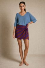 Katia Knitted Top in indigo Κωδικός: 7030 Χαρακτηριστικά Προϊόντος • One Size – καλύπτει έως X-Large • Ύφασμα modal extra fluffy • Υποαλλεργικό και skin-friendly modal mix • Μανίκια 3/4 μήκος • Γραμμή κανονική προς χαλαρή • Απαλή και ελαφριά υφή • Άνετη εφαρμογή για καθημερινό στυλ .Οδηγίες Φροντίδας • Πλύσιμο στους 30°C με κρύο νερό • Χωρίς στύψιμο • Στέγνωμα σε επίπεδη επιφάνεια