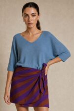 Katia Knitted Top in indigo Κωδικός: 7030 Χαρακτηριστικά Προϊόντος • One Size – καλύπτει έως X-Large • Ύφασμα modal extra fluffy • Υποαλλεργικό και skin-friendly modal mix • Μανίκια 3/4 μήκος • Γραμμή κανονική προς χαλαρή • Απαλή και ελαφριά υφή • Άνετη εφαρμογή για καθημερινό στυλ .Οδηγίες Φροντίδας • Πλύσιμο στους 30°C με κρύο νερό • Χωρίς στύψιμο • Στέγνωμα σε επίπεδη επιφάνεια