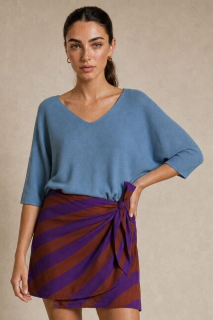 Katia Knitted Top in indigo Κωδικός: 7030 Χαρακτηριστικά Προϊόντος • One Size – καλύπτει έως X-Large • Ύφασμα modal extra fluffy • Υποαλλεργικό και skin-friendly modal mix • Μανίκια 3/4 μήκος • Γραμμή κανονική προς χαλαρή • Απαλή και ελαφριά υφή • Άνετη εφαρμογή για καθημερινό στυλ .Οδηγίες Φροντίδας • Πλύσιμο στους 30°C με κρύο νερό • Χωρίς στύψιμο • Στέγνωμα σε επίπεδη επιφάνεια