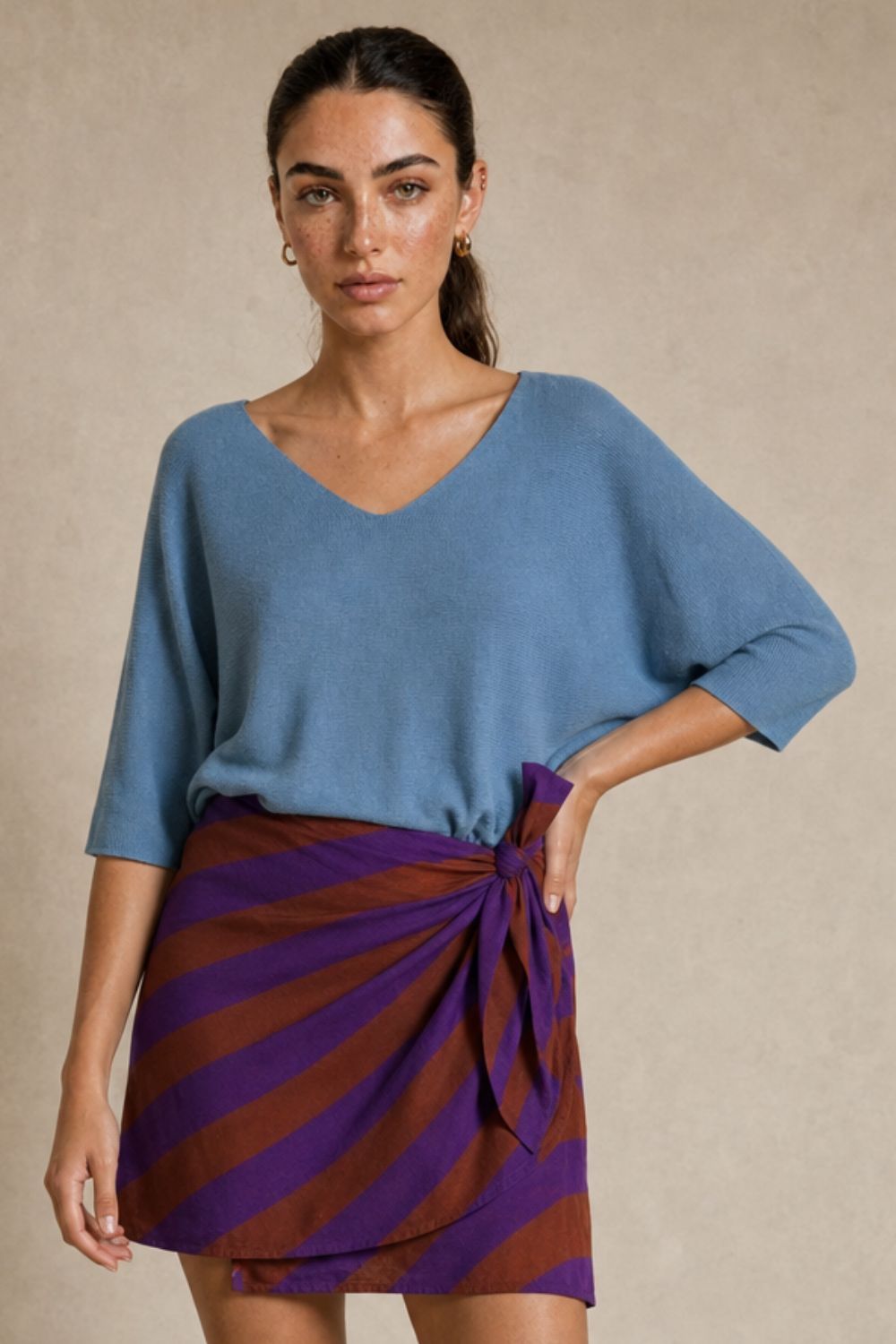 Katia Knitted Top in indigo Κωδικός: 7030 Χαρακτηριστικά Προϊόντος • One Size – καλύπτει έως X-Large • Ύφασμα modal extra fluffy • Υποαλλεργικό και skin-friendly modal mix • Μανίκια 3/4 μήκος • Γραμμή κανονική προς χαλαρή • Απαλή και ελαφριά υφή • Άνετη εφαρμογή για καθημερινό στυλ .Οδηγίες Φροντίδας • Πλύσιμο στους 30°C με κρύο νερό • Χωρίς στύψιμο • Στέγνωμα σε επίπεδη επιφάνεια Katia Knitted Top in indigo Κωδικός: 7030 Χαρακτηριστικά Προϊόντος • One Size – καλύπτει έως X-Large • Ύφασμα modal extra fluffy • Υποαλλεργικό και skin-friendly modal mix • Μανίκια 3/4 μήκος • Γραμμή κανονική προς χαλαρή • Απαλή και ελαφριά υφή • Άνετη εφαρμογή για καθημερινό στυλ .Οδηγίες Φροντίδας • Πλύσιμο στους 30°C με κρύο νερό • Χωρίς στύψιμο • Στέγνωμα σε επίπεδη επιφάνεια