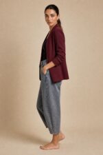 Jackie Jacket in Burgundy Κωδ.: 5926 Χαρακτηριστικά Προϊόντος Γραμμή: Relaxed / Oversized fit Μέγεθος: One Size – καλύπτει έως Large Ύφασμα: Ελαφρύ structured tailoring fabric με όμορφο πέσιμο Σχεδιασμός: Open-front, χωρίς κουμπώματα Μανίκια: 3/4 με σουρωμένο / ruched τελείωμα Εσωτερικό: Σατινέ επένδυση Non Iron Φροντίδα Πλύσιμο έως 30°C Χωρίς στύψιμο Χαμηλές στροφές Όχι στεγνωτήριο Non Iron Εάν χρειαστεί σιδέρωμα, προτείνεται χαμηλή θερμοκρασία και πάντα με προστατευτικό πανί ανάμεσα στο σίδερο και το ύφασμα