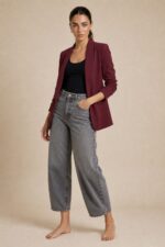 Jackie Jacket in Burgundy Κωδ.: 5926 Χαρακτηριστικά Προϊόντος Γραμμή: Relaxed / Oversized fit Μέγεθος: One Size – καλύπτει έως Large Ύφασμα: Ελαφρύ structured tailoring fabric με όμορφο πέσιμο Σχεδιασμός: Open-front, χωρίς κουμπώματα Μανίκια: 3/4 με σουρωμένο / ruched τελείωμα Εσωτερικό: Σατινέ επένδυση Non Iron Φροντίδα Πλύσιμο έως 30°C Χωρίς στύψιμο Χαμηλές στροφές Όχι στεγνωτήριο Non Iron Εάν χρειαστεί σιδέρωμα, προτείνεται χαμηλή θερμοκρασία και πάντα με προστατευτικό πανί ανάμεσα στο σίδερο και το ύφασμα