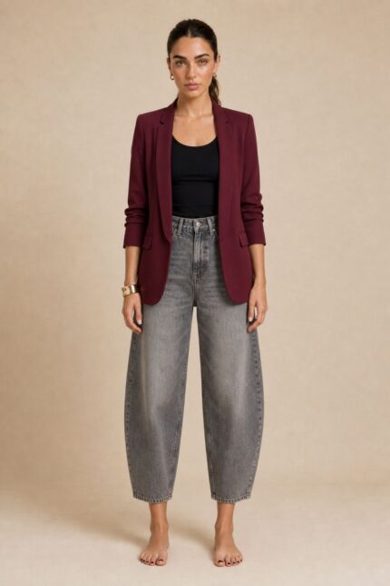 Jackie Jacket in Burgundy Κωδ.: 5926 Χαρακτηριστικά Προϊόντος Γραμμή: Relaxed / Oversized fit Μέγεθος: One Size – καλύπτει έως Large Ύφασμα: Ελαφρύ structured tailoring fabric με όμορφο πέσιμο Σχεδιασμός: Open-front, χωρίς κουμπώματα Μανίκια: 3/4 με σουρωμένο / ruched τελείωμα Εσωτερικό: Σατινέ επένδυση Non Iron Φροντίδα Πλύσιμο έως 30°C Χωρίς στύψιμο Χαμηλές στροφές Όχι στεγνωτήριο Non Iron Εάν χρειαστεί σιδέρωμα, προτείνεται χαμηλή θερμοκρασία και πάντα με προστατευτικό πανί ανάμεσα στο σίδερο και το ύφασμα