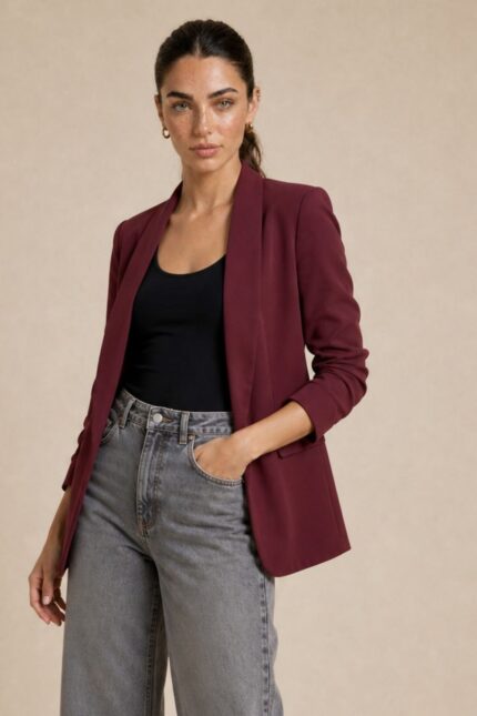 Jackie Jacket in Burgundy Κωδ.: 5926 Χαρακτηριστικά Προϊόντος Γραμμή: Relaxed / Oversized fit Μέγεθος: One Size – καλύπτει έως Large Ύφασμα: Ελαφρύ structured tailoring fabric με όμορφο πέσιμο Σχεδιασμός: Open-front, χωρίς κουμπώματα Μανίκια: 3/4 με σουρωμένο / ruched τελείωμα Εσωτερικό: Σατινέ επένδυση Non Iron Φροντίδα Πλύσιμο έως 30°C Χωρίς στύψιμο Χαμηλές στροφές Όχι στεγνωτήριο Non Iron Εάν χρειαστεί σιδέρωμα, προτείνεται χαμηλή θερμοκρασία και πάντα με προστατευτικό πανί ανάμεσα στο σίδερο και το ύφασμα