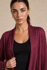 Viscose Soft Ζακέτα  Κωδ:129926 Χαρακτηριστικά Ύφασμα: Viscose Γραμμή: Άνετη / relaxed fit Open front χωρίς κουμπώματα Μανίκια: Μακριά Εφαρμογή: Ανετη  χωρίς να κολλάει στο σώμα One Size Καλύπτει έως XL Ενδεικτικές διαστάσεις Στήθος: περίπου 120–125 cm Περιφέρεια: περίπου 125–130 cm Μήκος: περίπου 78–82 cm Φροντίδα Πλύσιμο έως 30°C σε χαμηλές στροφές, χωρίς έντονο στύψιμο. Προτείνεται φυσικό στέγνωμα και όχι στεγνωτήριο. Σιδέρωμα μόνο σε χαμηλή θερμοκρασία, ιδανικά από την ανάποδη πλευρά ή με λεπτό πανί προστασίας. Sensitive Skin Friendly Το πολύ μαλακό viscose έχει λεία και απαλή επαφή με το δέρμα και δεν τσιμπάει, καθιστώντας τη ζακέτα μια πολύ καλή επιλογή για άτομα με ευαίσθητο δέρμα ή αυξημένη ευαισθησία στην υφή των ρούχων