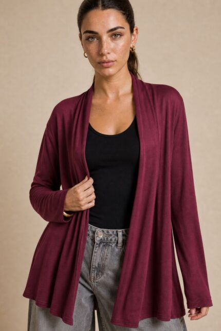 Viscose Soft Ζακέτα  Κωδ:129926 Χαρακτηριστικά Ύφασμα: Viscose Γραμμή: Άνετη / relaxed fit Open front χωρίς κουμπώματα Μανίκια: Μακριά Εφαρμογή: Ανετη  χωρίς να κολλάει στο σώμα One Size Καλύπτει έως XL Ενδεικτικές διαστάσεις Στήθος: περίπου 120–125 cm Περιφέρεια: περίπου 125–130 cm Μήκος: περίπου 78–82 cm Φροντίδα Πλύσιμο έως 30°C σε χαμηλές στροφές, χωρίς έντονο στύψιμο. Προτείνεται φυσικό στέγνωμα και όχι στεγνωτήριο. Σιδέρωμα μόνο σε χαμηλή θερμοκρασία, ιδανικά από την ανάποδη πλευρά ή με λεπτό πανί προστασίας. Sensitive Skin Friendly Το πολύ μαλακό viscose έχει λεία και απαλή επαφή με το δέρμα και δεν τσιμπάει, καθιστώντας τη ζακέτα μια πολύ καλή επιλογή για άτομα με ευαίσθητο δέρμα ή αυξημένη ευαισθησία στην υφή των ρούχων
