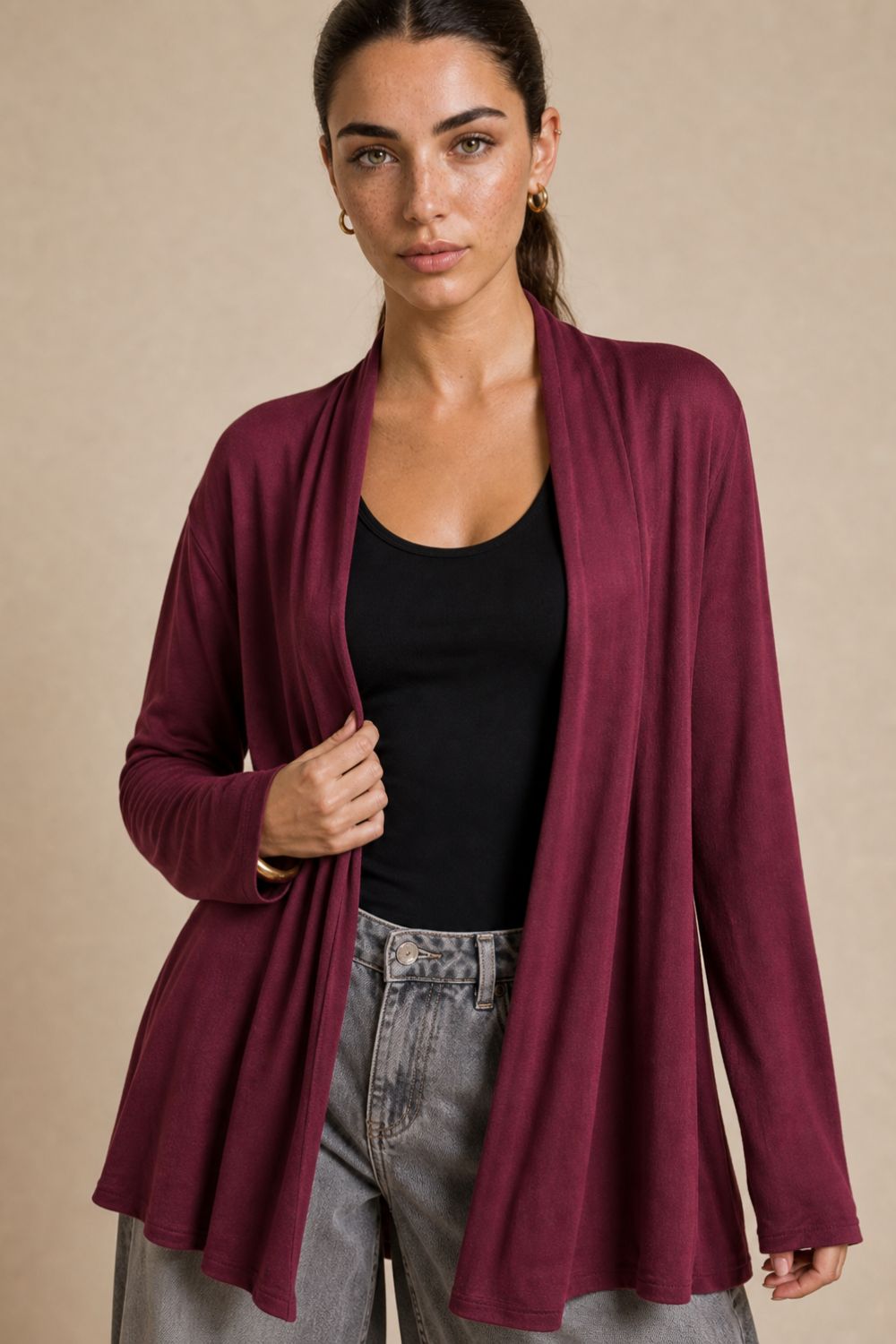 Viscose Soft Ζακέτα Κωδ:129926 Χαρακτηριστικά Ύφασμα: Viscose Γραμμή: Άνετη / relaxed fit Open front χωρίς κουμπώματα Μανίκια: Μακριά Εφαρμογή: Ανετη χωρίς να κολλάει στο σώμα One Size Καλύπτει έως XL Ενδεικτικές διαστάσεις Στήθος: περίπου 120–125 cm Περιφέρεια: περίπου 125–130 cm Μήκος: περίπου 78–82 cm Φροντίδα Πλύσιμο έως 30°C σε χαμηλές στροφές, χωρίς έντονο στύψιμο. Προτείνεται φυσικό στέγνωμα και όχι στεγνωτήριο. Σιδέρωμα μόνο σε χαμηλή θερμοκρασία, ιδανικά από την ανάποδη πλευρά ή με λεπτό πανί προστασίας. Sensitive Skin Friendly Το πολύ μαλακό viscose έχει λεία και απαλή επαφή με το δέρμα και δεν τσιμπάει, καθιστώντας τη ζακέτα μια πολύ καλή επιλογή για άτομα με ευαίσθητο δέρμα ή αυξημένη ευαισθησία στην υφή των ρούχων Viscose Soft Ζακέτα Κωδ:129926 Χαρακτηριστικά Ύφασμα: Viscose Γραμμή: Άνετη / relaxed fit Open front χωρίς κουμπώματα Μανίκια: Μακριά Εφαρμογή: Ανετη χωρίς να κολλάει στο σώμα One Size Καλύπτει έως XL Ενδεικτικές διαστάσεις Στήθος: περίπου 120–125 cm Περιφέρεια: περίπου 125–130 cm Μήκος: περίπου 78–82 cm Φροντίδα Πλύσιμο έως 30°C σε χαμηλές στροφές, χωρίς έντονο στύψιμο. Προτείνεται φυσικό στέγνωμα και όχι στεγνωτήριο. Σιδέρωμα μόνο σε χαμηλή θερμοκρασία, ιδανικά από την ανάποδη πλευρά ή με λεπτό πανί προστασίας. Sensitive Skin Friendly Το πολύ μαλακό viscose έχει λεία και απαλή επαφή με το δέρμα και δεν τσιμπάει, καθιστώντας τη ζακέτα μια πολύ καλή επιλογή για άτομα με ευαίσθητο δέρμα ή αυξημένη ευαισθησία στην υφή των ρούχων