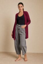 Viscose Soft Ζακέτα  Κωδ:129926 Χαρακτηριστικά Ύφασμα: Viscose Γραμμή: Άνετη / relaxed fit Open front χωρίς κουμπώματα Μανίκια: Μακριά Εφαρμογή: Ανετη  χωρίς να κολλάει στο σώμα One Size Καλύπτει έως XL Ενδεικτικές διαστάσεις Στήθος: περίπου 120–125 cm Περιφέρεια: περίπου 125–130 cm Μήκος: περίπου 78–82 cm Φροντίδα Πλύσιμο έως 30°C σε χαμηλές στροφές, χωρίς έντονο στύψιμο. Προτείνεται φυσικό στέγνωμα και όχι στεγνωτήριο. Σιδέρωμα μόνο σε χαμηλή θερμοκρασία, ιδανικά από την ανάποδη πλευρά ή με λεπτό πανί προστασίας. Sensitive Skin Friendly Το πολύ μαλακό viscose έχει λεία και απαλή επαφή με το δέρμα και δεν τσιμπάει, καθιστώντας τη ζακέτα μια πολύ καλή επιλογή για άτομα με ευαίσθητο δέρμα ή αυξημένη ευαισθησία στην υφή των ρούχων