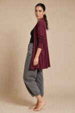 Viscose Soft Ζακέτα  Κωδ:129926 Χαρακτηριστικά Ύφασμα: Viscose Γραμμή: Άνετη / relaxed fit Open front χωρίς κουμπώματα Μανίκια: Μακριά Εφαρμογή: Ανετη  χωρίς να κολλάει στο σώμα One Size Καλύπτει έως XL Ενδεικτικές διαστάσεις Στήθος: περίπου 120–125 cm Περιφέρεια: περίπου 125–130 cm Μήκος: περίπου 78–82 cm Φροντίδα Πλύσιμο έως 30°C σε χαμηλές στροφές, χωρίς έντονο στύψιμο. Προτείνεται φυσικό στέγνωμα και όχι στεγνωτήριο. Σιδέρωμα μόνο σε χαμηλή θερμοκρασία, ιδανικά από την ανάποδη πλευρά ή με λεπτό πανί προστασίας. Sensitive Skin Friendly Το πολύ μαλακό viscose έχει λεία και απαλή επαφή με το δέρμα και δεν τσιμπάει, καθιστώντας τη ζακέτα μια πολύ καλή επιλογή για άτομα με ευαίσθητο δέρμα ή αυξημένη ευαισθησία στην υφή των ρούχων