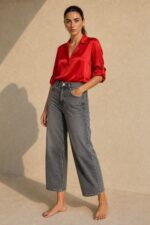 Kate Satin Shirt in red Kωδ:13926 Χαρακτηριστικά Μαλακό satin ύφασμα με διακριτική λάμψη Άνετη και ρευστή εφαρμογή Γιακάς άνοιγμα μπροστά Roll-up μανίκια με κουμπί Πιέτα στην πλάτη Ασύμμετρο τελείωμα – πιο μακρύ πίσω One Size Καλύπτει άνετα έως Large Φροντίδα Πλύσιμο έως 30°C σε πρόγραμμα για ευαίσθητα. Χωρίς έντονο στύψιμο. Σιδέρωμα σε χαμηλή θερμοκρασία, ιδανικά από την ανάποδη ή με λεπτό πανί ανάμεσα στο σίδερο και το ύφασμα. Αποφύγετε την πολύ υψηλή θερμοκρασία για να διατηρηθεί η όψη του satin υφάσματος.