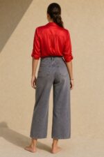 Kate Satin Shirt in red Kωδ:13926 Χαρακτηριστικά Μαλακό satin ύφασμα με διακριτική λάμψη Άνετη και ρευστή εφαρμογή Γιακάς άνοιγμα μπροστά Roll-up μανίκια με κουμπί Πιέτα στην πλάτη Ασύμμετρο τελείωμα – πιο μακρύ πίσω One Size Καλύπτει άνετα έως Large Φροντίδα Πλύσιμο έως 30°C σε πρόγραμμα για ευαίσθητα. Χωρίς έντονο στύψιμο. Σιδέρωμα σε χαμηλή θερμοκρασία, ιδανικά από την ανάποδη ή με λεπτό πανί ανάμεσα στο σίδερο και το ύφασμα. Αποφύγετε την πολύ υψηλή θερμοκρασία για να διατηρηθεί η όψη του satin υφάσματος.