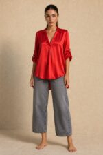Kate Satin Shirt in red Kωδ:13926 Χαρακτηριστικά Μαλακό satin ύφασμα με διακριτική λάμψη Άνετη και ρευστή εφαρμογή Γιακάς άνοιγμα μπροστά Roll-up μανίκια με κουμπί Πιέτα στην πλάτη Ασύμμετρο τελείωμα – πιο μακρύ πίσω One Size Καλύπτει άνετα έως Large Φροντίδα Πλύσιμο έως 30°C σε πρόγραμμα για ευαίσθητα. Χωρίς έντονο στύψιμο. Σιδέρωμα σε χαμηλή θερμοκρασία, ιδανικά από την ανάποδη ή με λεπτό πανί ανάμεσα στο σίδερο και το ύφασμα. Αποφύγετε την πολύ υψηλή θερμοκρασία για να διατηρηθεί η όψη του satin υφάσματος.