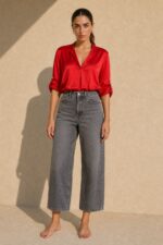 Kate Satin Shirt in red Kωδ:13926 Χαρακτηριστικά Μαλακό satin ύφασμα με διακριτική λάμψη Άνετη και ρευστή εφαρμογή Γιακάς άνοιγμα μπροστά Roll-up μανίκια με κουμπί Πιέτα στην πλάτη Ασύμμετρο τελείωμα – πιο μακρύ πίσω One Size Καλύπτει άνετα έως Large Φροντίδα Πλύσιμο έως 30°C σε πρόγραμμα για ευαίσθητα. Χωρίς έντονο στύψιμο. Σιδέρωμα σε χαμηλή θερμοκρασία, ιδανικά από την ανάποδη ή με λεπτό πανί ανάμεσα στο σίδερο και το ύφασμα. Αποφύγετε την πολύ υψηλή θερμοκρασία για να διατηρηθεί η όψη του satin υφάσματος.