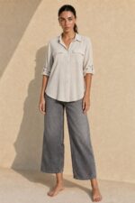 Mass Cargo Crepe Shirt κωδ:10630 Χαρακτηριστικά Μαλακό crepe ύφασμα Άνετη / relaxed γραμμή Κλασικός γιακάς Κουμπιά μπροστά Roll-up μανίκια με κουμπί Πιέτα στην πλάτη Ελαφρύ και άνετο στην εφαρμογή Non-iron / easy-care ύφασμα One Size Καλύπτει έως Large/Plus Διαστάσεις ΜΕΓΕΘΟΣ ΣΤΗΘΟΣ ΜΕΣΗ ΜΗΚΟΣ One Size έως 115 cm έως 112 cm ~72–74 cm Φροντίδα Πλύσιμο έως 30°C σε ήπιο πρόγραμμα. Χαμηλές στροφές και χωρίς στύψιμο. Δεν χρειάζεται σιδέρωμα υπό φυσιολογικές συνθήκες, εφόσον απλωθεί σωστά μετά το πλύσιμο. Όχι στεγνωτήριο.