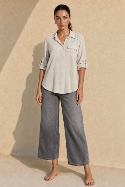 Mass Cargo Crepe Shirt κωδ:10630 Χαρακτηριστικά Μαλακό crepe ύφασμα Άνετη / relaxed γραμμή Κλασικός γιακάς Κουμπιά μπροστά Roll-up μανίκια με κουμπί Πιέτα στην πλάτη Ελαφρύ και άνετο στην εφαρμογή Non-iron / easy-care ύφασμα One Size Καλύπτει έως Large/Plus Διαστάσεις ΜΕΓΕΘΟΣ ΣΤΗΘΟΣ ΜΕΣΗ ΜΗΚΟΣ One Size έως 115 cm έως 112 cm ~72–74 cm Φροντίδα Πλύσιμο έως 30°C σε ήπιο πρόγραμμα. Χαμηλές στροφές και χωρίς στύψιμο. Δεν χρειάζεται σιδέρωμα υπό φυσιολογικές συνθήκες, εφόσον απλωθεί σωστά μετά το πλύσιμο. Όχι στεγνωτήριο.