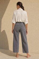 Mass Cargo Crepe Shirt κωδ:10630 Χαρακτηριστικά Μαλακό crepe ύφασμα Άνετη / relaxed γραμμή Κλασικός γιακάς Κουμπιά μπροστά Roll-up μανίκια με κουμπί Πιέτα στην πλάτη Ελαφρύ και άνετο στην εφαρμογή Non-iron / easy-care ύφασμα One Size Καλύπτει έως Large/Plus Διαστάσεις ΜΕΓΕΘΟΣ ΣΤΗΘΟΣ ΜΕΣΗ ΜΗΚΟΣ One Size έως 115 cm έως 112 cm ~72–74 cm Φροντίδα Πλύσιμο έως 30°C σε ήπιο πρόγραμμα. Χαμηλές στροφές και χωρίς στύψιμο. Δεν χρειάζεται σιδέρωμα υπό φυσιολογικές συνθήκες, εφόσον απλωθεί σωστά μετά το πλύσιμο. Όχι στεγνωτήριο.