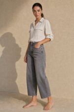 Mass Cargo Crepe Shirt κωδ:10630 Χαρακτηριστικά Μαλακό crepe ύφασμα Άνετη / relaxed γραμμή Κλασικός γιακάς Κουμπιά μπροστά Roll-up μανίκια με κουμπί Πιέτα στην πλάτη Ελαφρύ και άνετο στην εφαρμογή Non-iron / easy-care ύφασμα One Size Καλύπτει έως Large/Plus Διαστάσεις ΜΕΓΕΘΟΣ ΣΤΗΘΟΣ ΜΕΣΗ ΜΗΚΟΣ One Size έως 115 cm έως 112 cm ~72–74 cm Φροντίδα Πλύσιμο έως 30°C σε ήπιο πρόγραμμα. Χαμηλές στροφές και χωρίς στύψιμο. Δεν χρειάζεται σιδέρωμα υπό φυσιολογικές συνθήκες, εφόσον απλωθεί σωστά μετά το πλύσιμο. Όχι στεγνωτήριο.