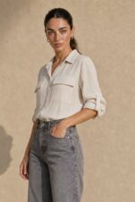 Mass Cargo Crepe Shirt κωδ:10630 Χαρακτηριστικά Μαλακό crepe ύφασμα Άνετη / relaxed γραμμή Κλασικός γιακάς Κουμπιά μπροστά Roll-up μανίκια με κουμπί Πιέτα στην πλάτη Ελαφρύ και άνετο στην εφαρμογή Non-iron / easy-care ύφασμα One Size Καλύπτει έως Large/Plus Διαστάσεις ΜΕΓΕΘΟΣ ΣΤΗΘΟΣ ΜΕΣΗ ΜΗΚΟΣ One Size έως 115 cm έως 112 cm ~72–74 cm Φροντίδα Πλύσιμο έως 30°C σε ήπιο πρόγραμμα. Χαμηλές στροφές και χωρίς στύψιμο. Δεν χρειάζεται σιδέρωμα υπό φυσιολογικές συνθήκες, εφόσον απλωθεί σωστά μετά το πλύσιμο. Όχι στεγνωτήριο.