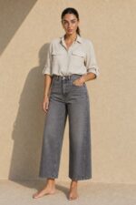 Mass Cargo Crepe Shirt κωδ:10630 Χαρακτηριστικά Μαλακό crepe ύφασμα Άνετη / relaxed γραμμή Κλασικός γιακάς Κουμπιά μπροστά Roll-up μανίκια με κουμπί Πιέτα στην πλάτη Ελαφρύ και άνετο στην εφαρμογή Non-iron / easy-care ύφασμα One Size Καλύπτει έως Large/Plus Διαστάσεις ΜΕΓΕΘΟΣ ΣΤΗΘΟΣ ΜΕΣΗ ΜΗΚΟΣ One Size έως 115 cm έως 112 cm ~72–74 cm Φροντίδα Πλύσιμο έως 30°C σε ήπιο πρόγραμμα. Χαμηλές στροφές και χωρίς στύψιμο. Δεν χρειάζεται σιδέρωμα υπό φυσιολογικές συνθήκες, εφόσον απλωθεί σωστά μετά το πλύσιμο. Όχι στεγνωτήριο.