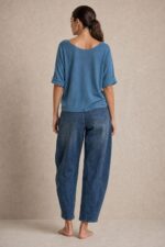 Barrel Cotton Stretch Jeans Kωδ:14926 Χαρακτηριστικά Προϊόντος • Barrel-leg γραμμή • Cotton stretch denim • Μαλακή, ελαστική αίσθηση • Άνετη εφαρμογή • Ψηλόμεσο • Ελαφρώς στενότερο τελείωμα • Κάθετες διακοσμητικές ραφές μπροστά • Μπροστινές & πίσω τσέπες • Κλείσιμο με κουμπί και φερμουάρ • Μεγέθη S/M L/XL Διαστάσεις ΜΕΓΕΘΟΣ     ΜΕΣΗ       ΠΕΡΙΦΕΡΕΙΑ      S/M                   68–76 cm    98–106 cm    L/XL                  76–84 cm     106–114 cm  Φροντίδα • Πλύσιμο έως 30°C • Πλύσιμο από την ανάποδη πλευρά • Χαμηλές στροφές • Αποφύγετε το έντονο στύψιμο • Φυσικό στέγνωμα • Άπλωμα από την ανάποδη για καλύτερη προστασία του χρώματος • Αποφύγετε πολύωρη άμεση έκθεση στον ήλιο